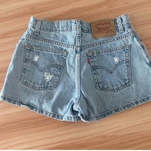 Levi’s 90’s distressed denim short shorts